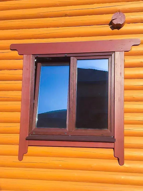 Ламинированное окно в деревянном доме
